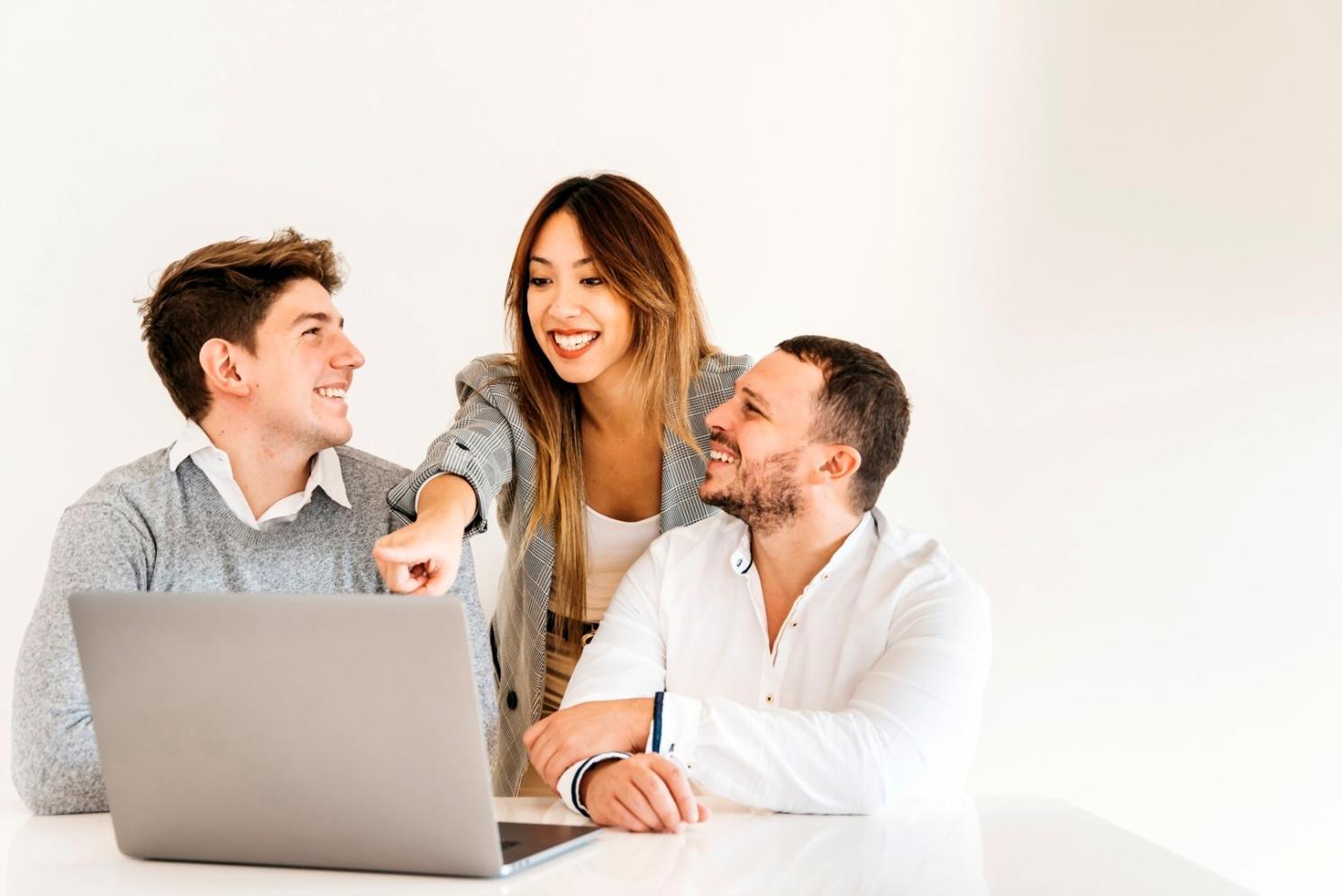 Équipe mavorneeri travaillant ensemble